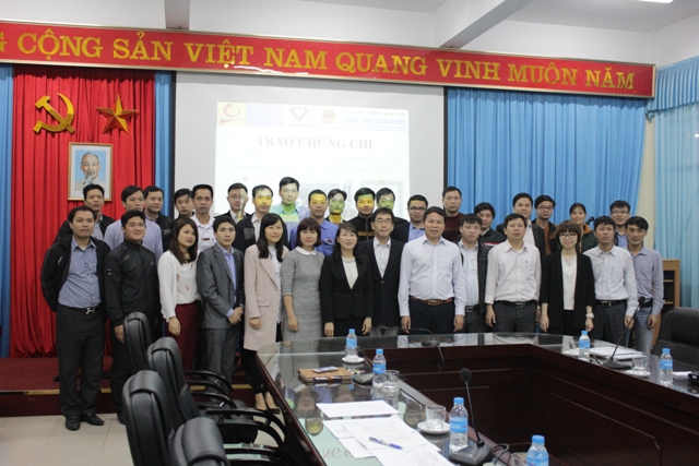 Chuyên gia JICA, lãnh đạo Trường Đại học Công nghiệp Hà Nội chụp ảnh lưu niệm cùng giáo viên được trao chứng chỉ, chứng nhận