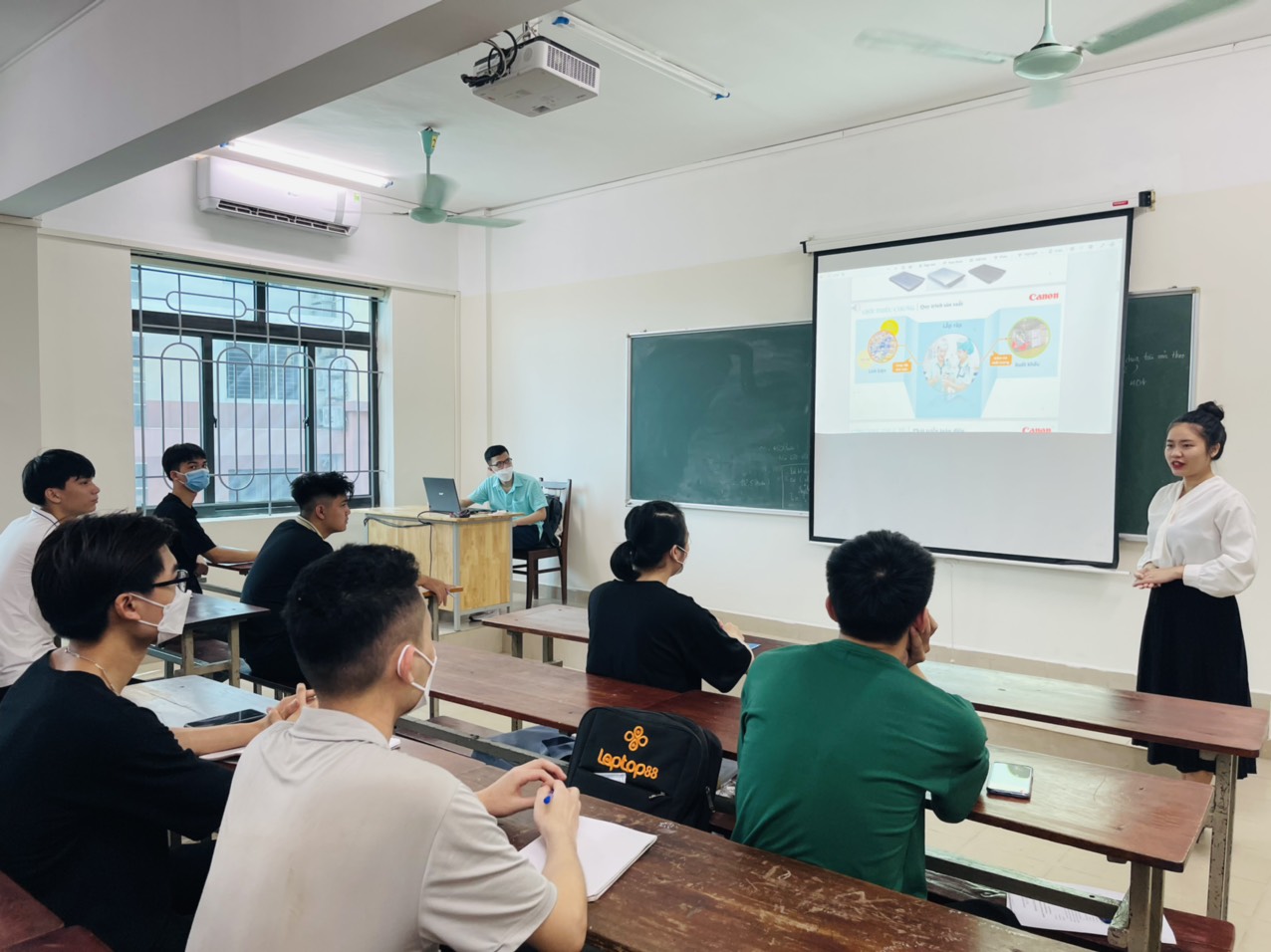 Đa dạng chương trình tham quan trải nghiệm thực tế tại doanh nghiệp cho sinh viên Trường Đại học Công nghiệp Hà Nội