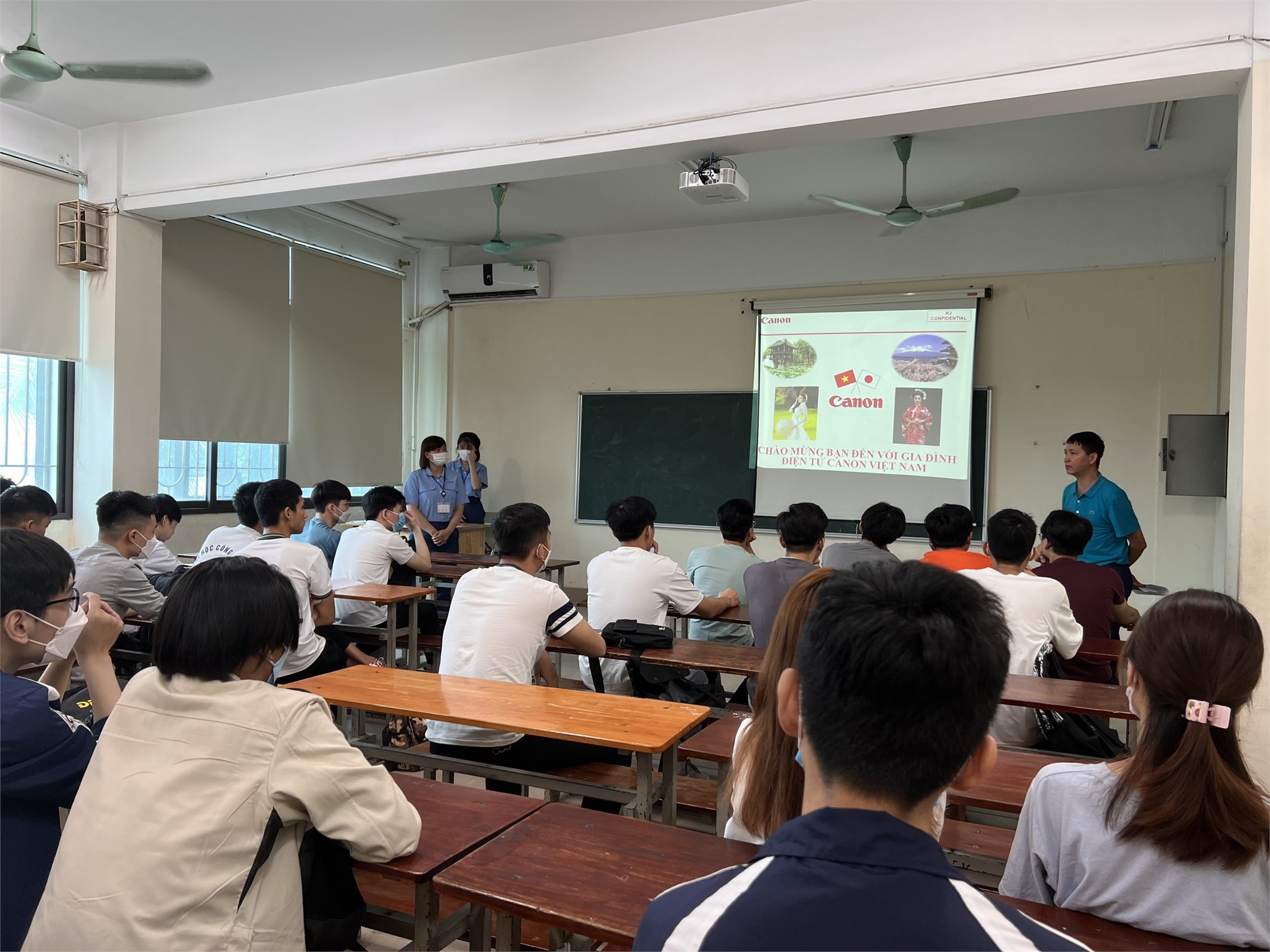 Đa dạng chương trình tham quan trải nghiệm thực tế tại doanh nghiệp cho sinh viên Trường Đại học Công nghiệp Hà Nội