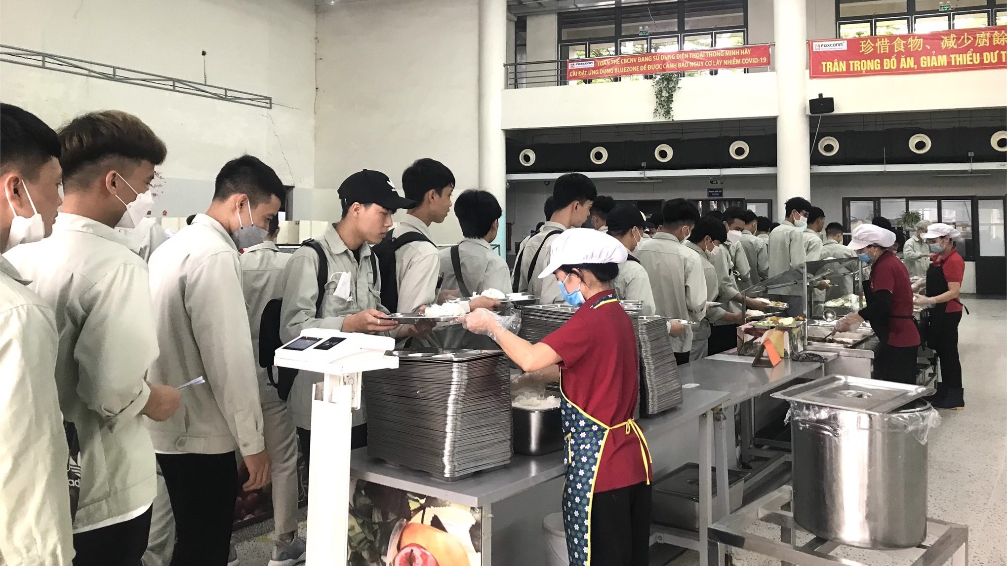 Hơn 100 sinh viên Trung tâm Việt Nhật trải nghiệm môi trường làm việc tại Tập đoàn Khoa học Kĩ thuật Hồng Hải (Foxconn)