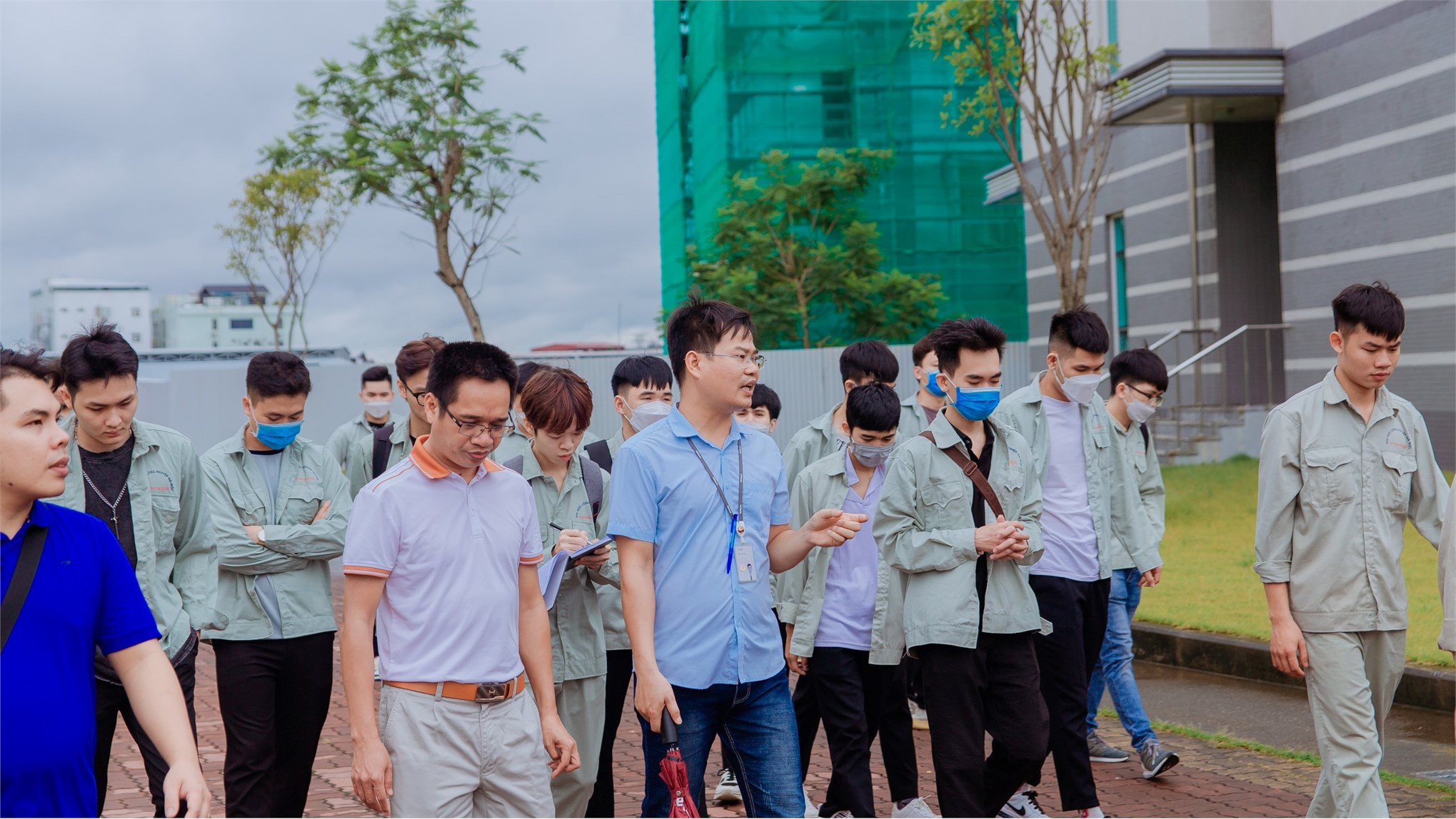 Sinh viên Trường Đại học Công nghiệp Hà Nội thích thú khi được trải nghiệm môi trường làm việc tại LG Display
