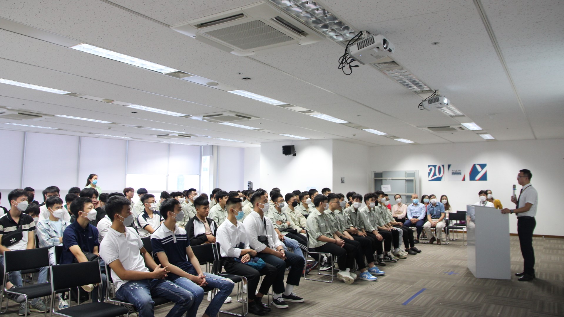 Sinh viên tham quan văn phòng làm việc tại Nissan Automotive Technology Việt Nam