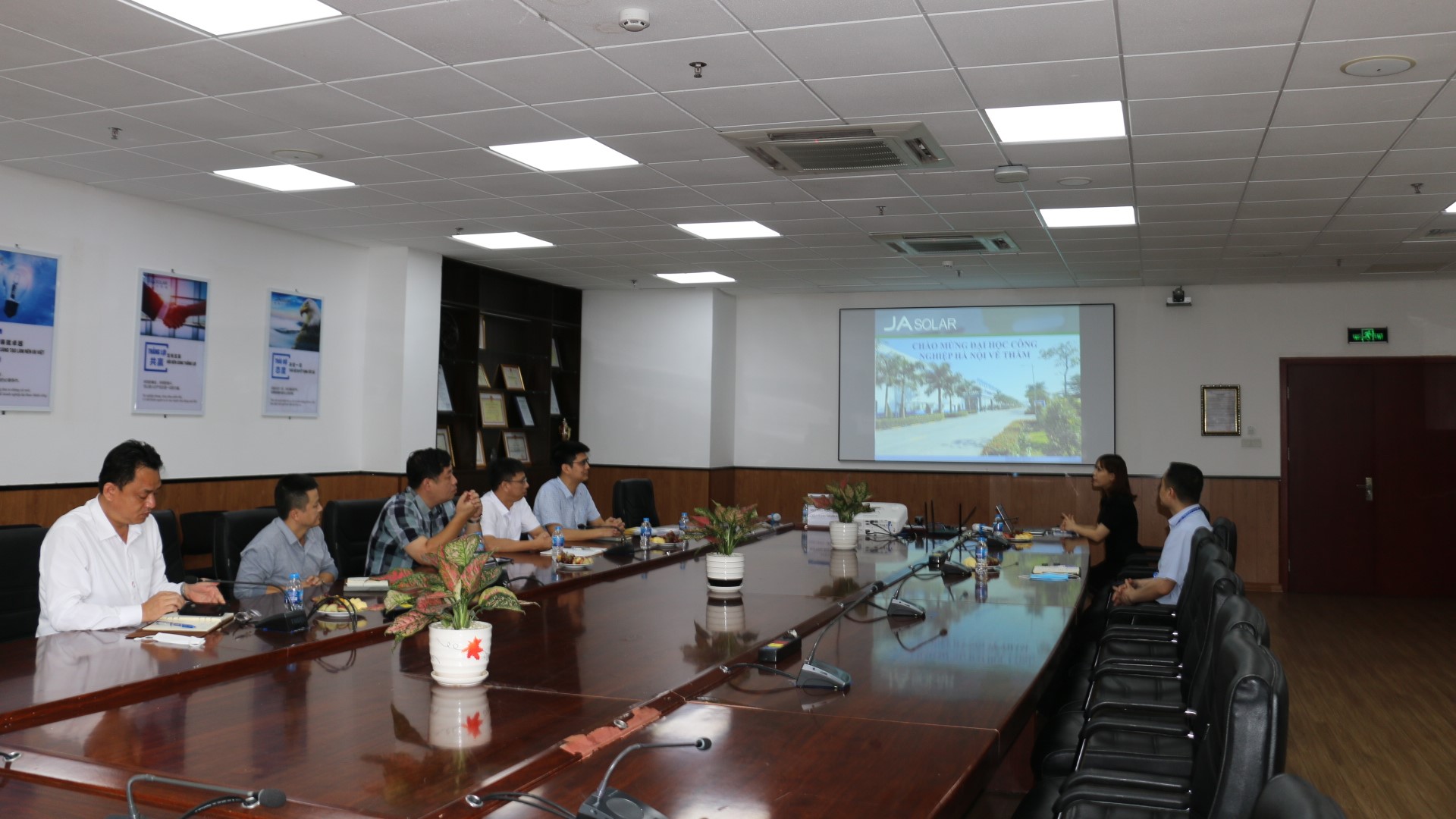 Trường Đại học Công nghiệp Hà Nội tham quan và làm việc tại Công ty JA Solar Việt Nam