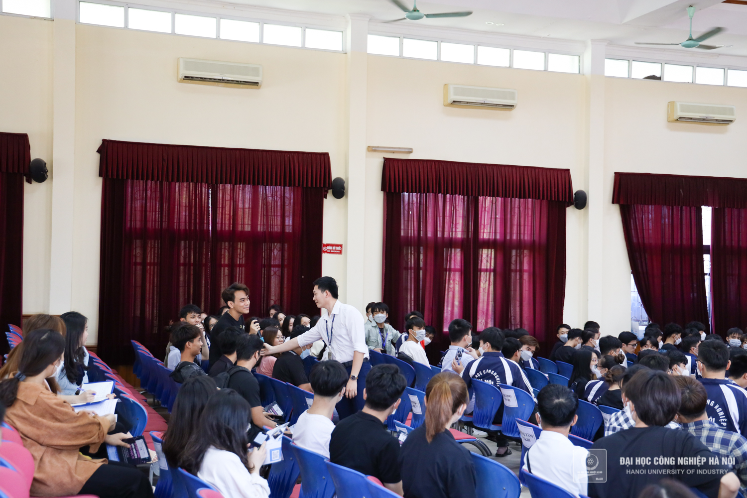 Hơn 200 sinh viên Nhà trường quan tâm đặc biệt tới Chương trình Tuyển dụng của Công ty TNHH Samsung Electronics Việt Nam.
