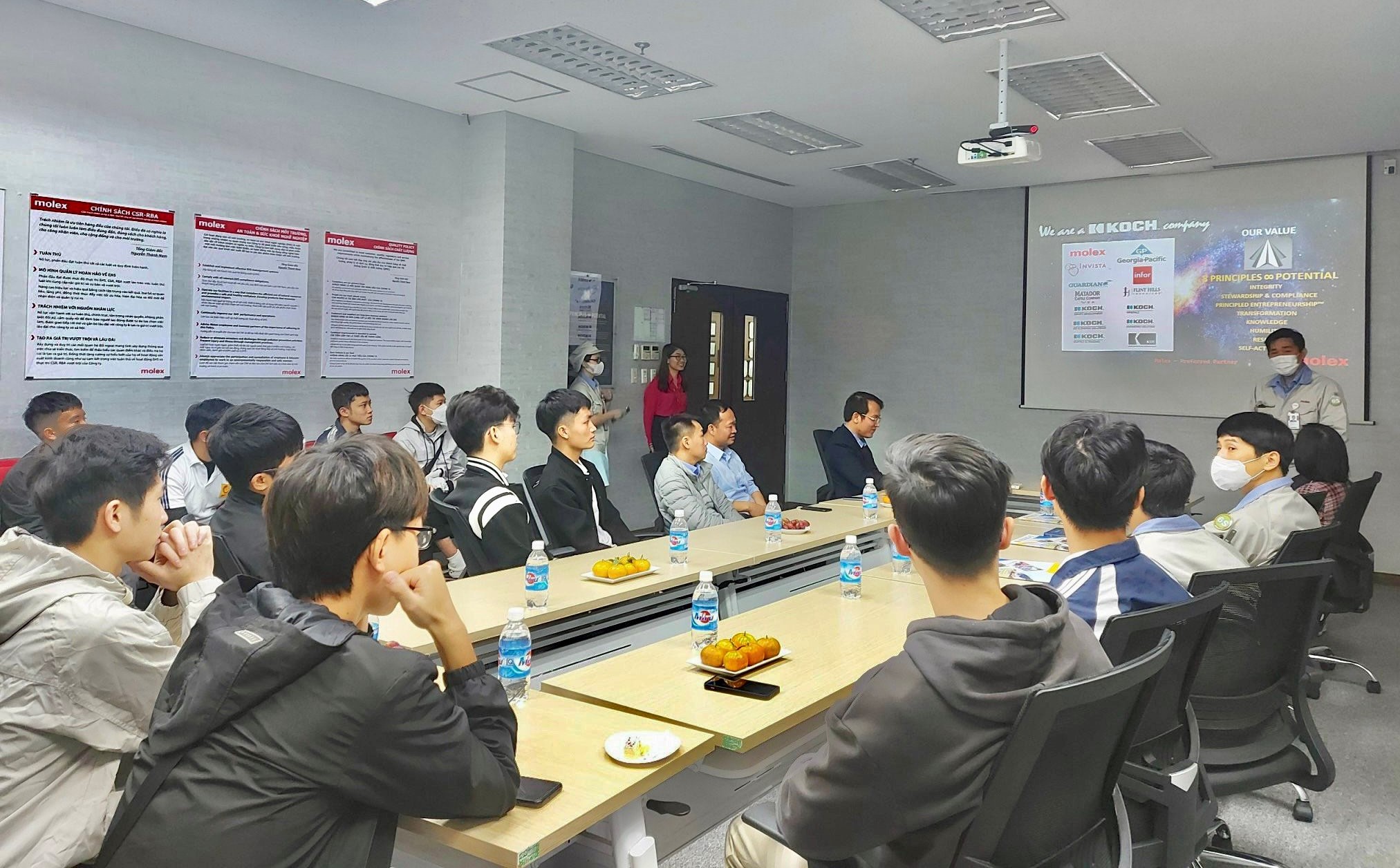 Sinh viên Đại học Công nghiệp Hà Nội tham quan Công ty TNHH Molex Việt Nam