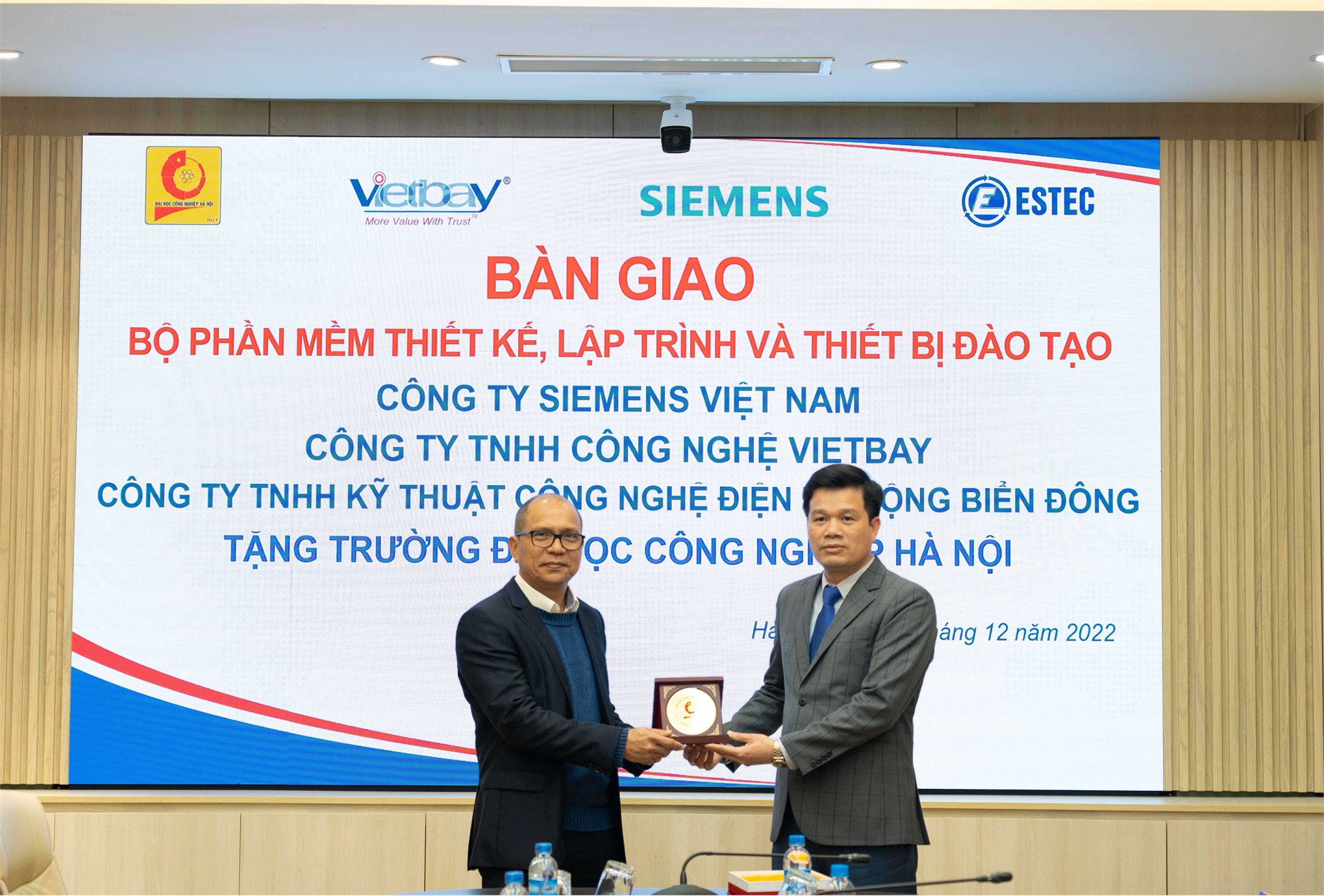Đại học Công nghiệp Hà Nội nhận bàn giao bộ phần mềm thiết kế, lập trình và thiết bị đào tạo hãng Siemens tài trợ