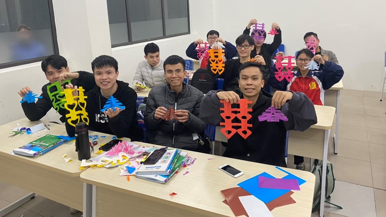 Không khí ấm áp và vui nhộn trong các buổi học tiếng Trung dành cho sinh viên Lớp chuyên ban (Foxconn)