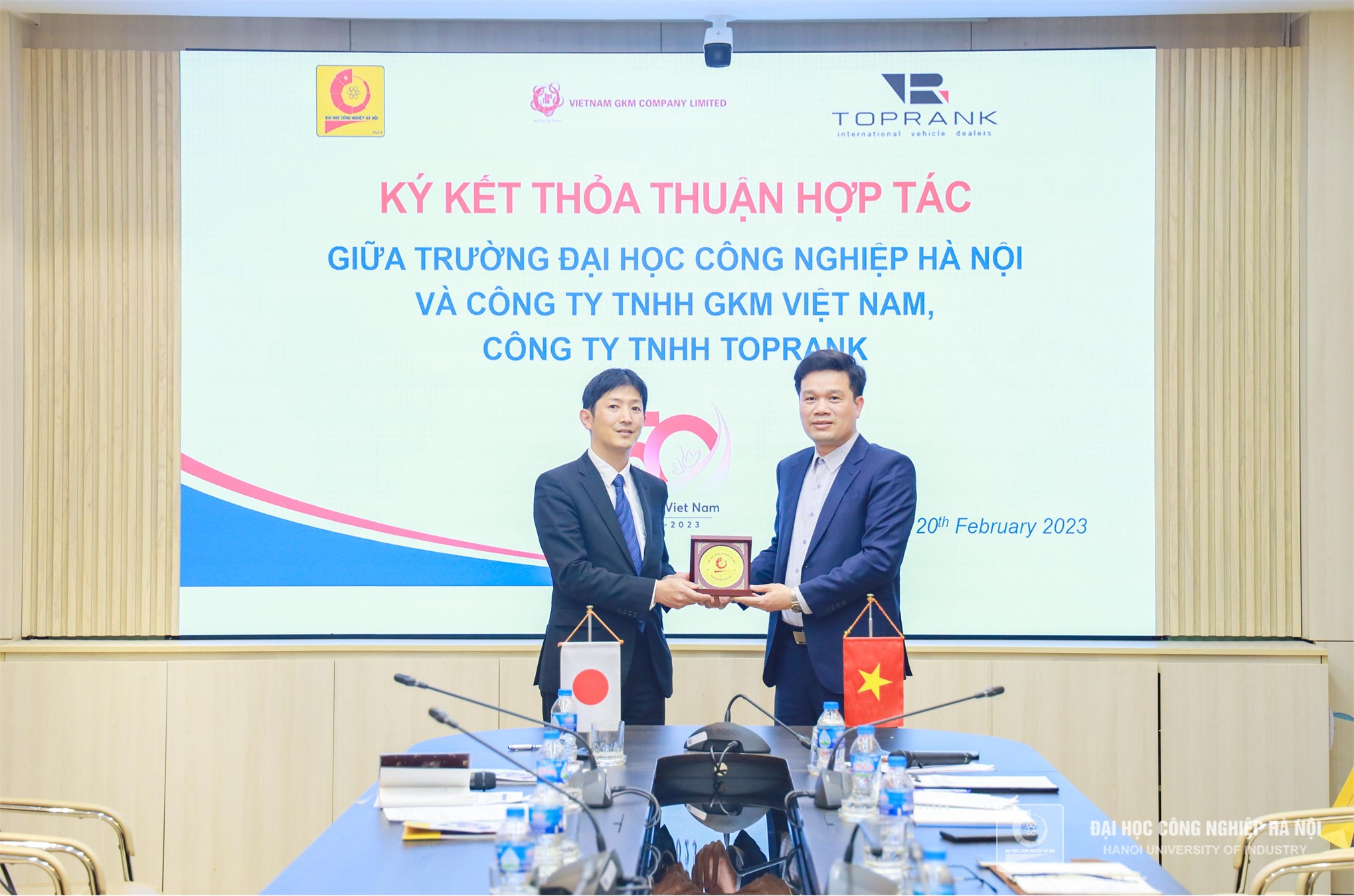 Phát triển nguồn nhân lực ngành dịch vụ sửa chữa bảo dưỡng ô tô tại Việt Nam và Nhật Bản