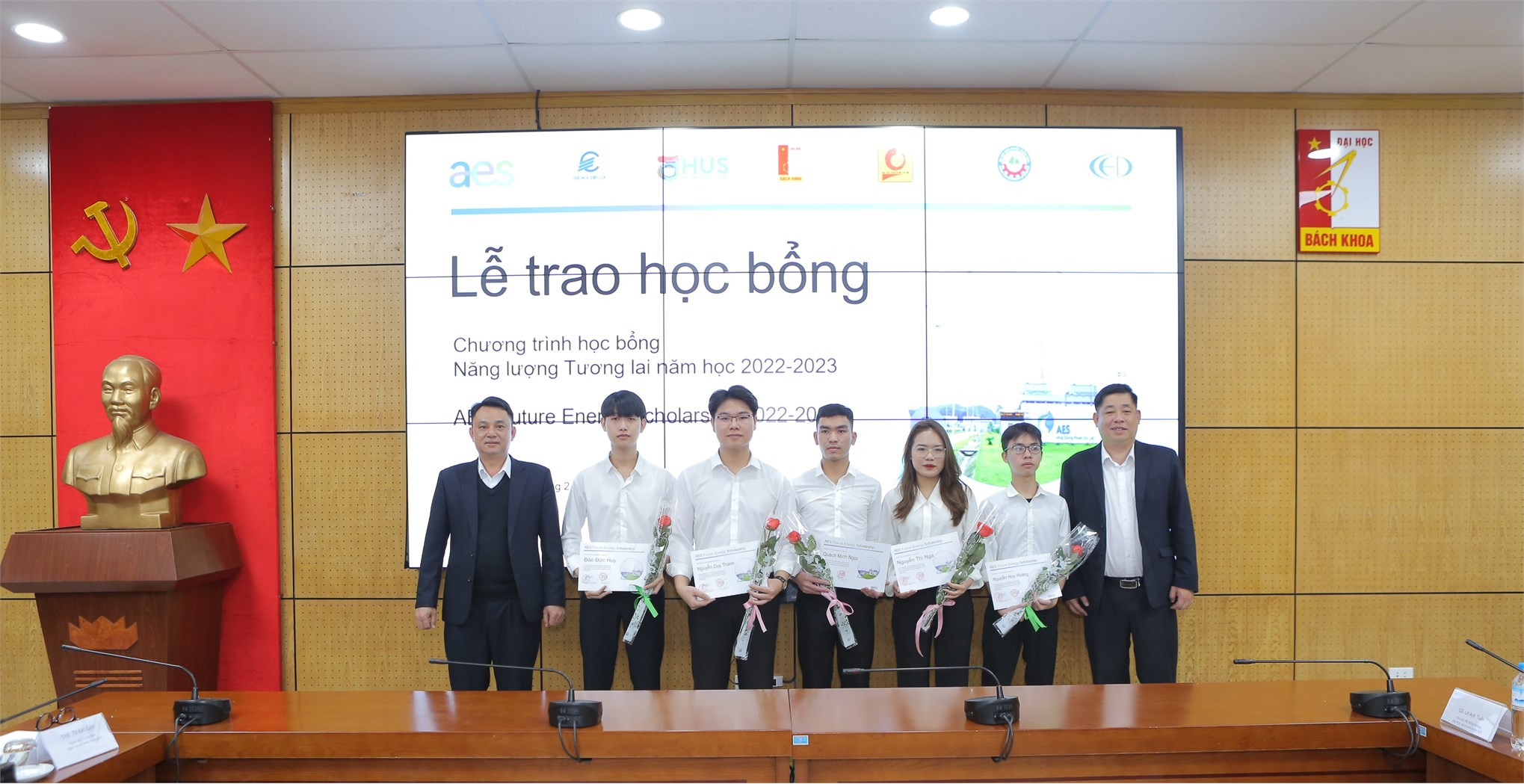 Sinh viên Khoa Điện và Khoa Cơ khí Trường Đại học Công nghiệp Hà Nội xuất sắc nhận học bổng Năng lượng tương lai năm học 2022 - 2023