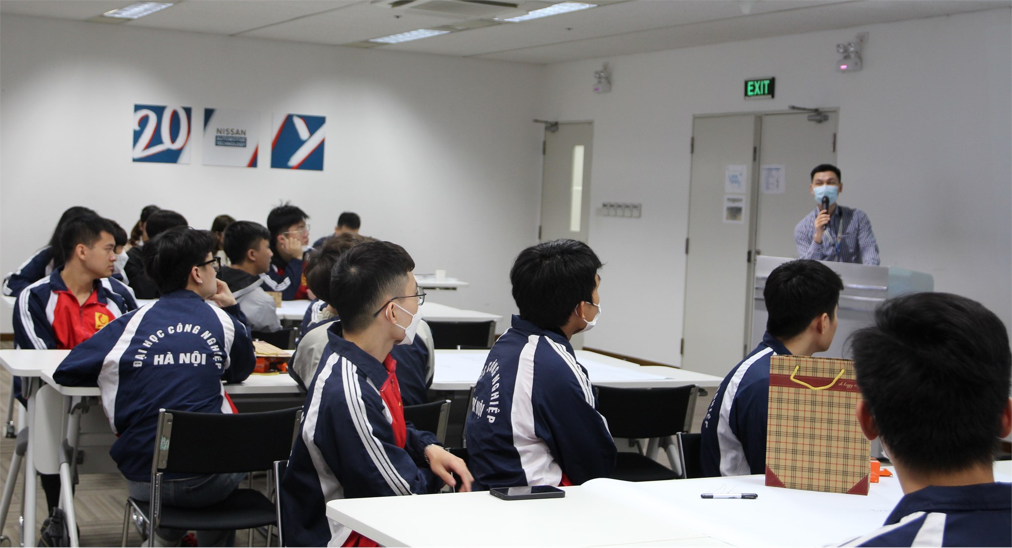 Sinh viên Trường Đại học Công nghiệp Hà Nội trải nghiệm văn phòng làm việc hiện đại tại NAVT