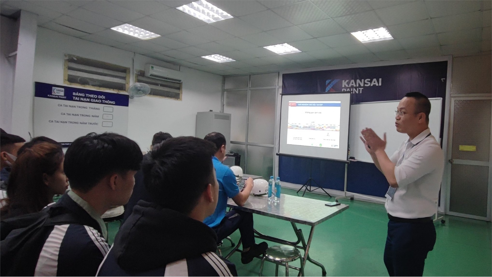 Sinh viên Khoa Công nghệ Hóa – Trường Đại học Công nghiệp Hà Nội tham quan Công ty TNHH Sơn Kansai - Việt Nam