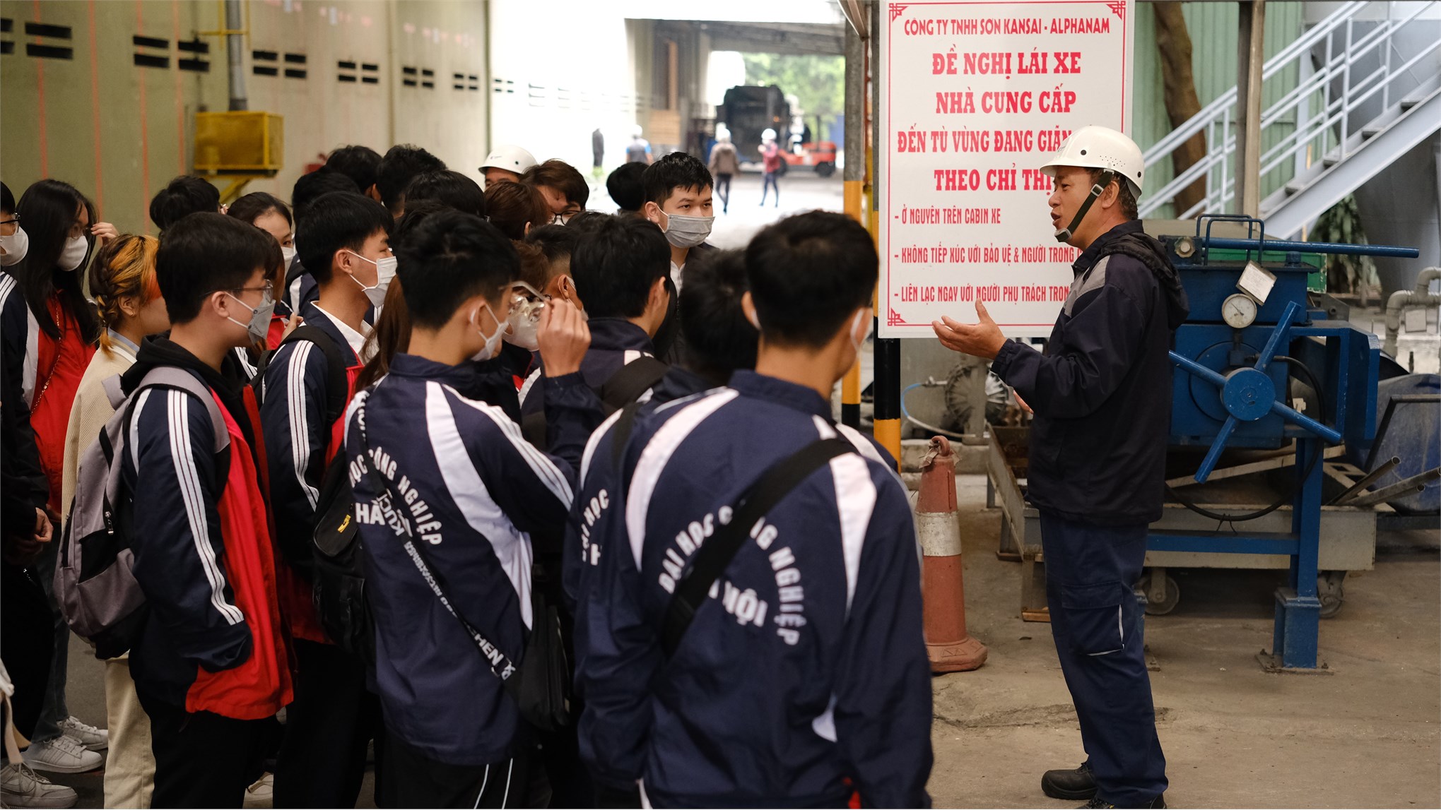 Sinh viên Khoa Công nghệ Hóa – Trường Đại học Công nghiệp Hà Nội tham quan Công ty TNHH sơn Kansai - Việt Nam