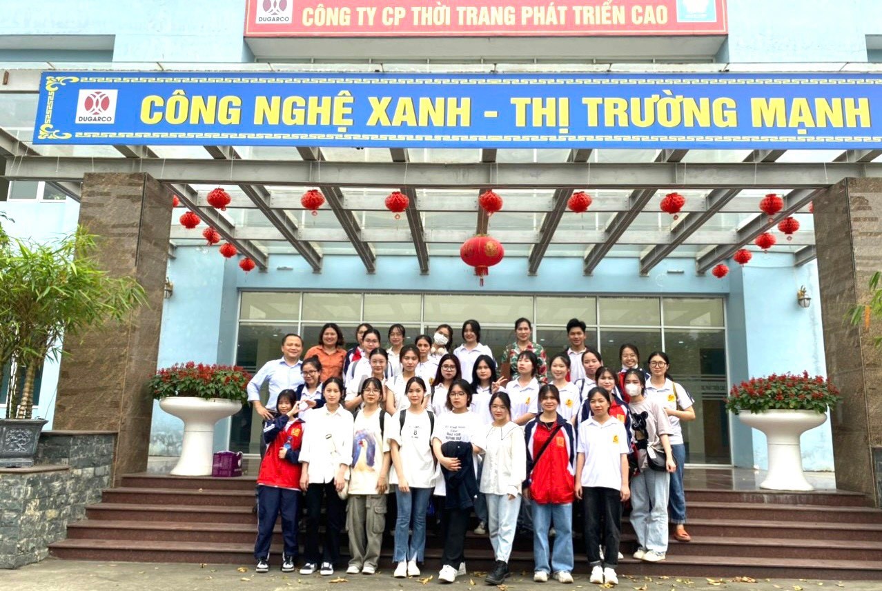 Sinh viên khoa CNM & TKTT trải nghiệm thực tế trong các chuyến tham quan doanh nghiệp tháng 4 năm 2023