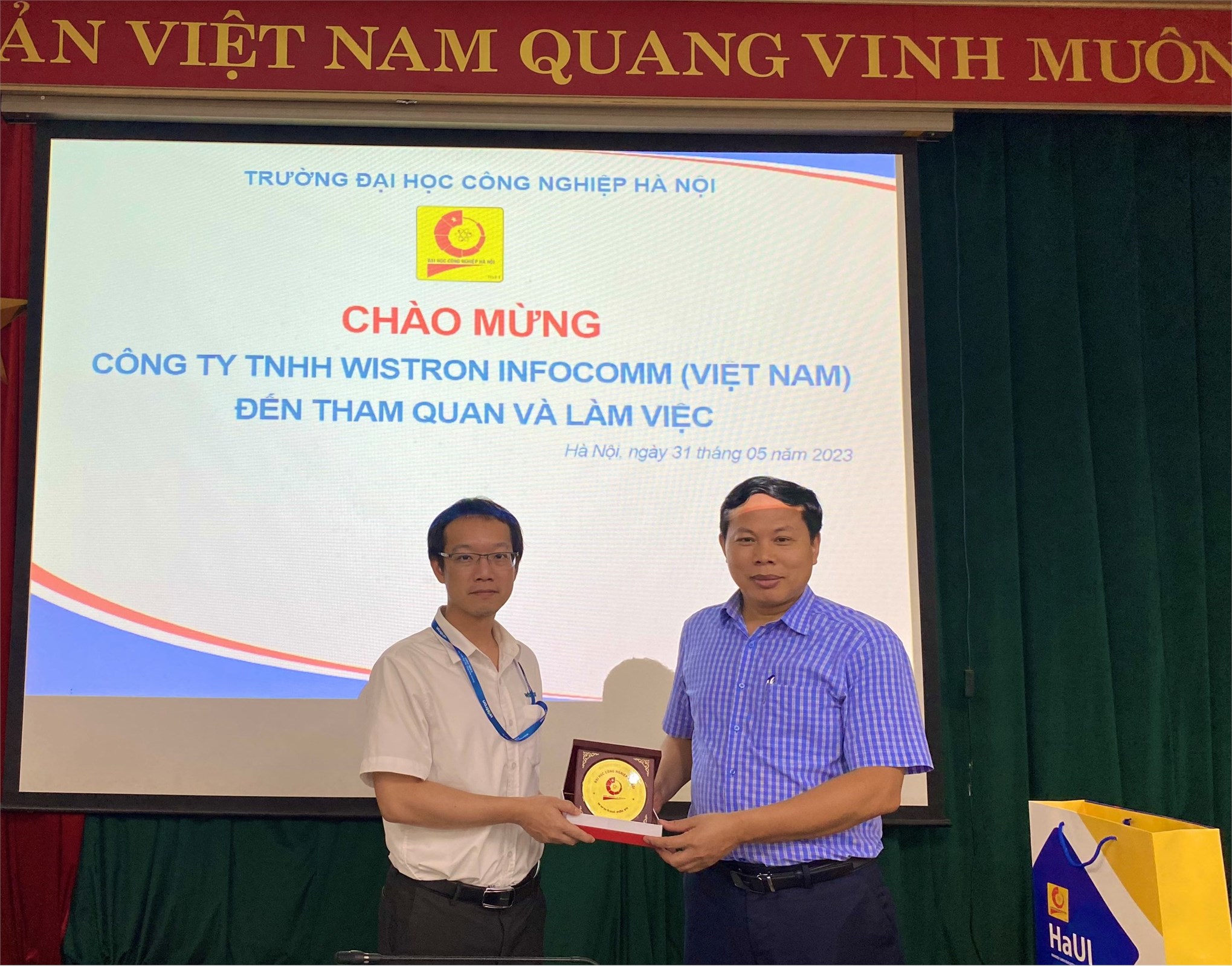 Công ty TNHH Wistron Infocomm (Việt Nam) tới tham quan và làm việc với Trường Đại học Công nghiệp Hà Nội