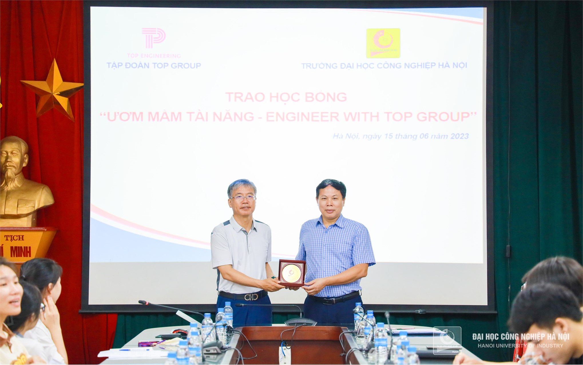 Trao học bổng “Ươm mầm tài năng – Engineer with Top Group” của Công ty TNHH Top Engineering Vina tài trợ