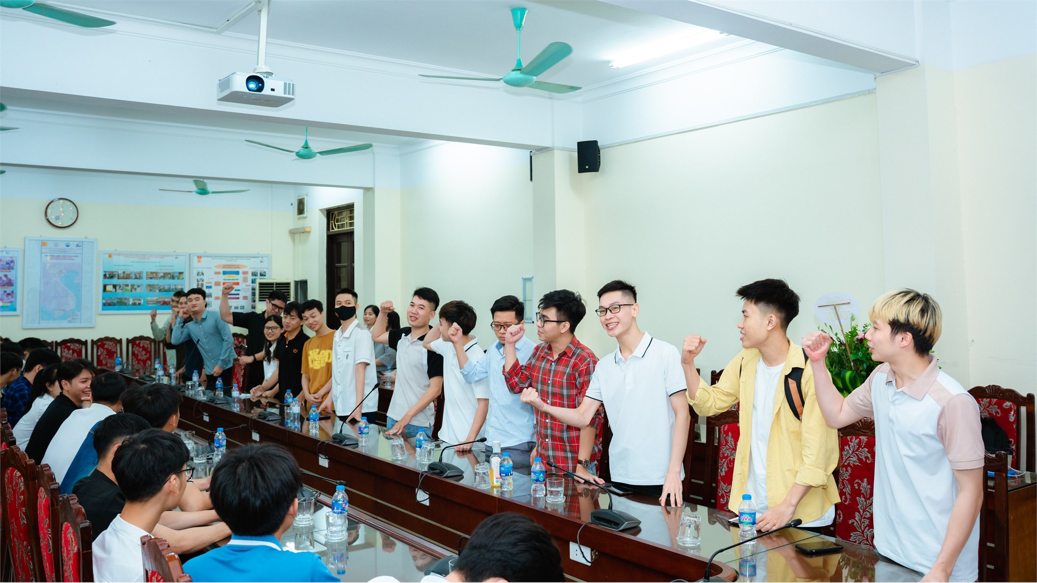 Sinh viên hào hứng trong buổi khai giảng lớp Định hướng Luxshare-ICT khóa 2