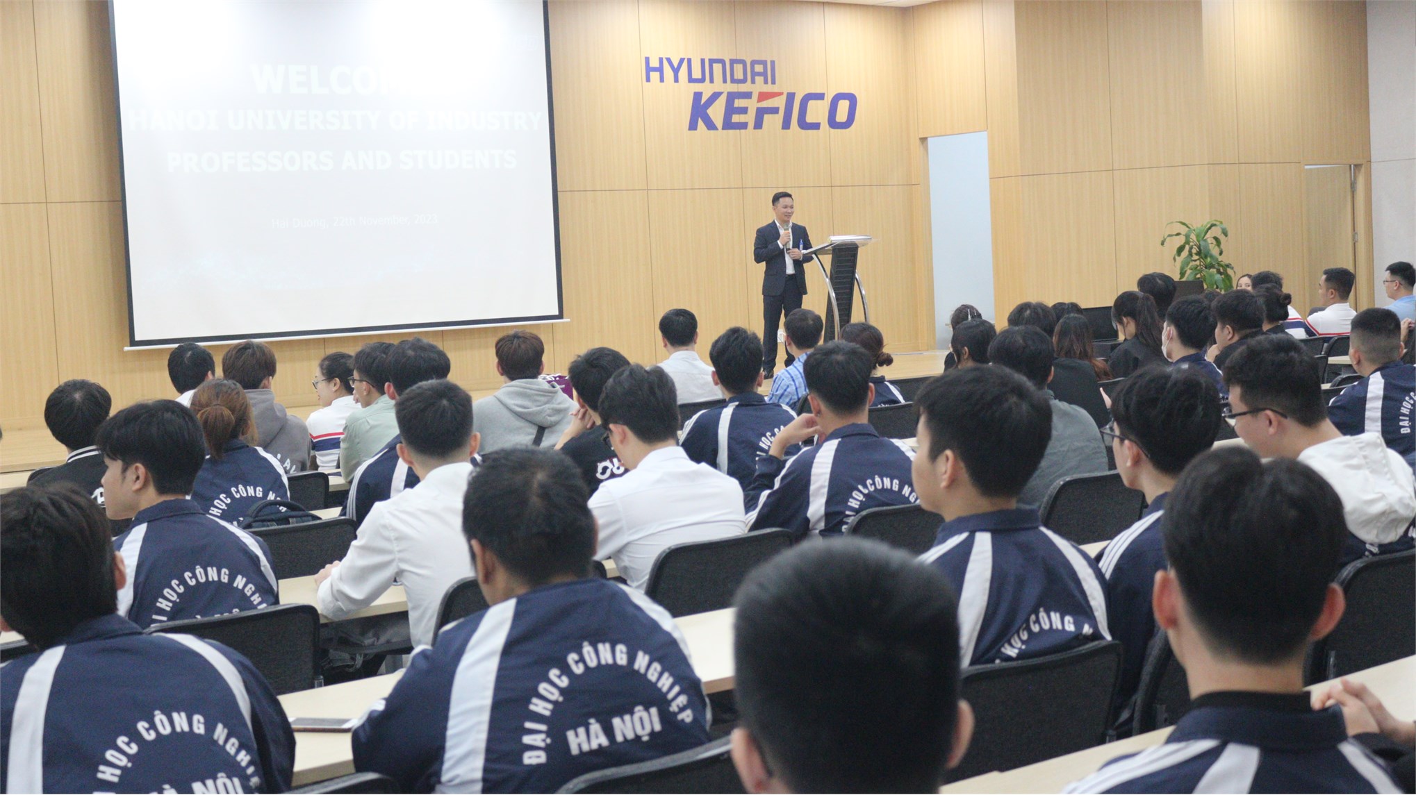 Sinh viên Đại học Công nghiệp trải nghiệm nhà máy Hyndai Kefico và nhà máy Brother Việt Nam