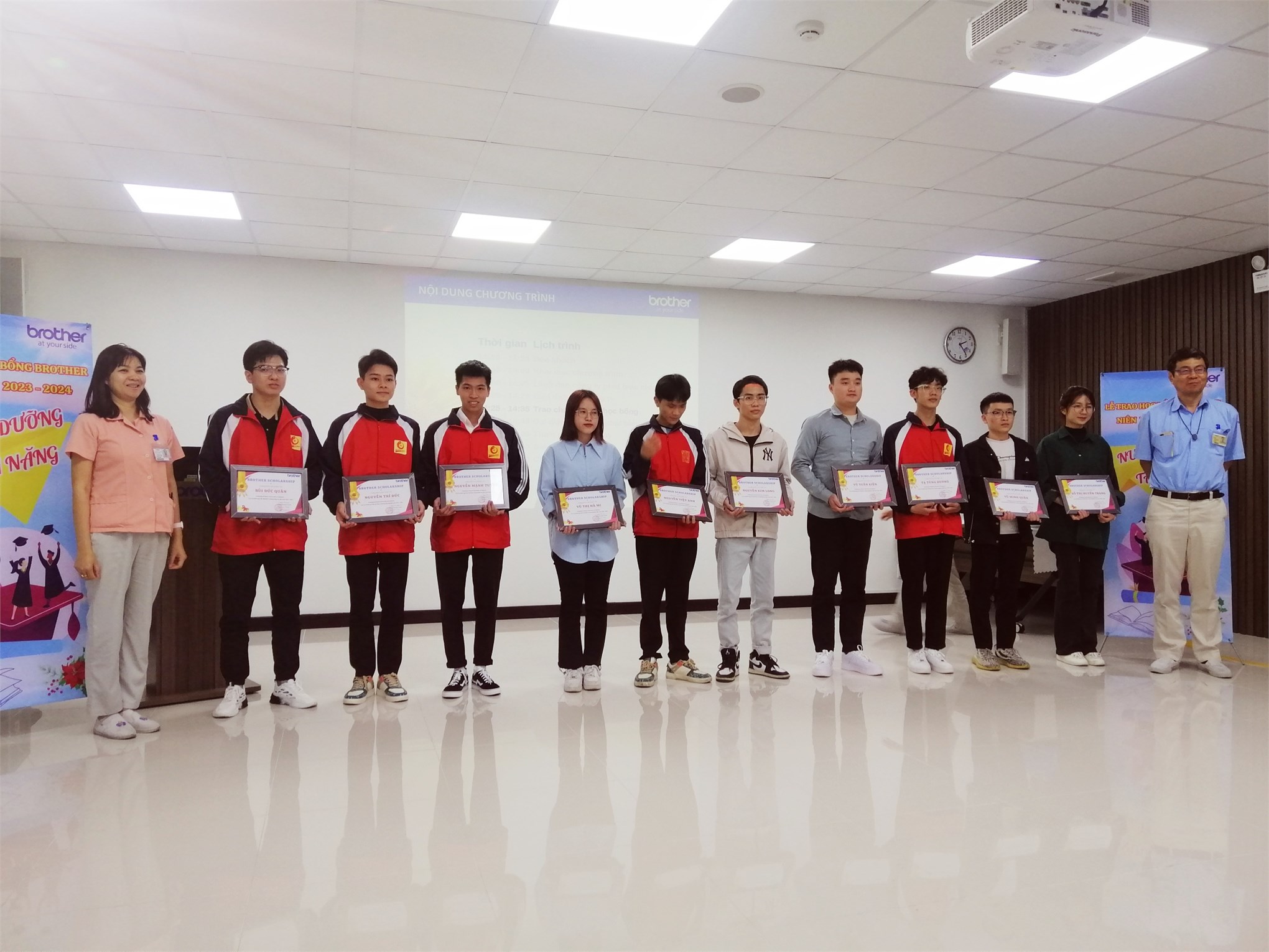 10 sinh viên xuất sắc nhận học bổng do Công ty TNHH Công nghiệp Brother tài trợ