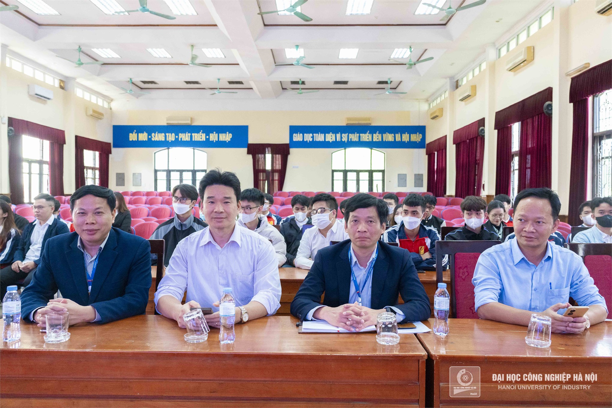 Tiếp nhận học bổng và thiết bị tài trợ từ Công ty JA Solar Việt Nam