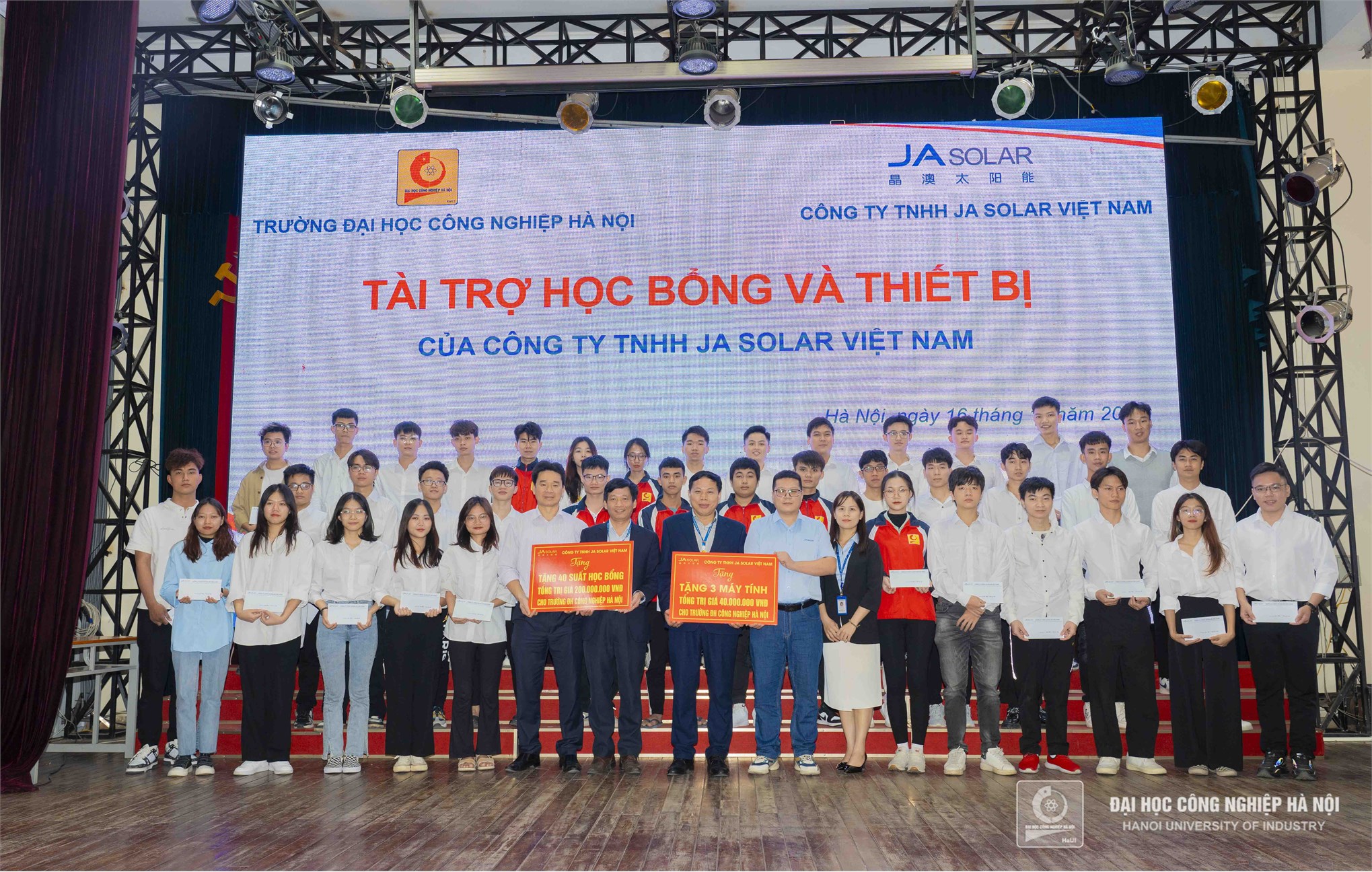 Tiếp nhận học bổng và thiết bị tài trợ từ Công ty JA Solar Việt Nam