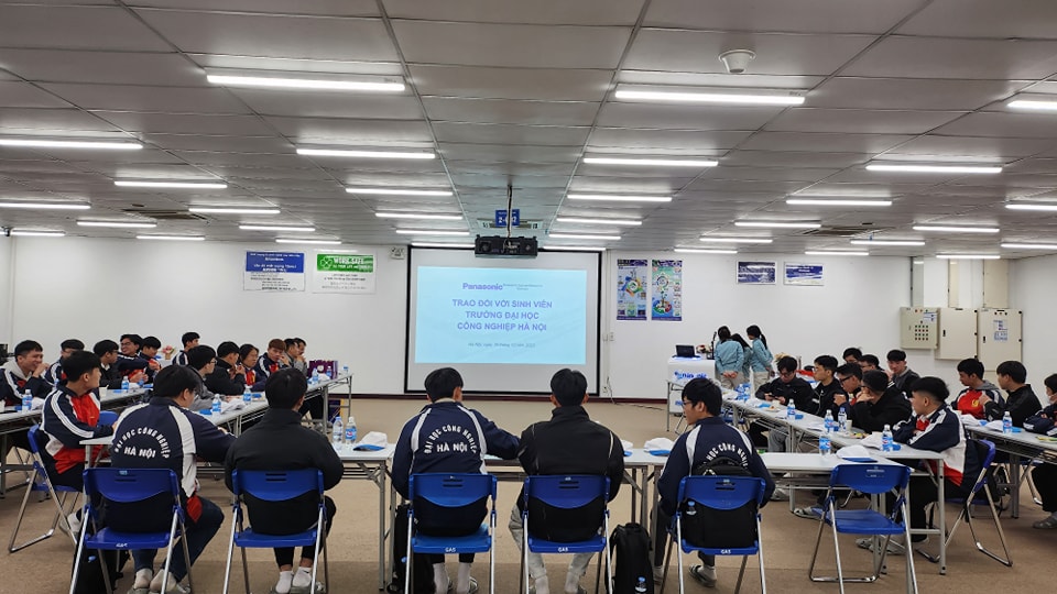 Hoạt động tham quan doanh nghiệp trong tháng 12 của Trường Đại học Công nghiệp Hà Nội