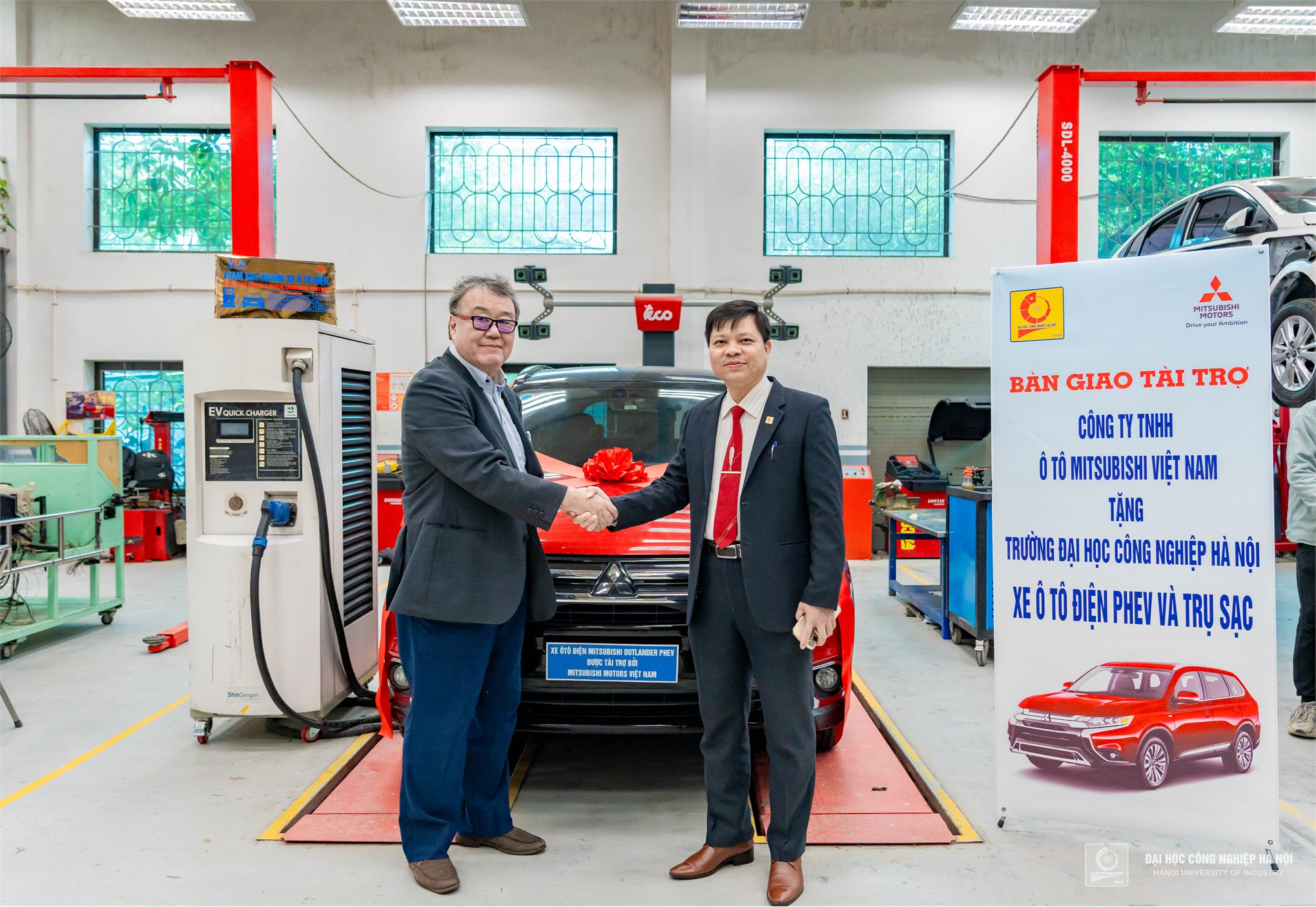 HaUI nhận bàn giao xe ô tô điện Mitsubishi Outlander PHEV và trụ sạc từ Mitsubishi Việt Nam