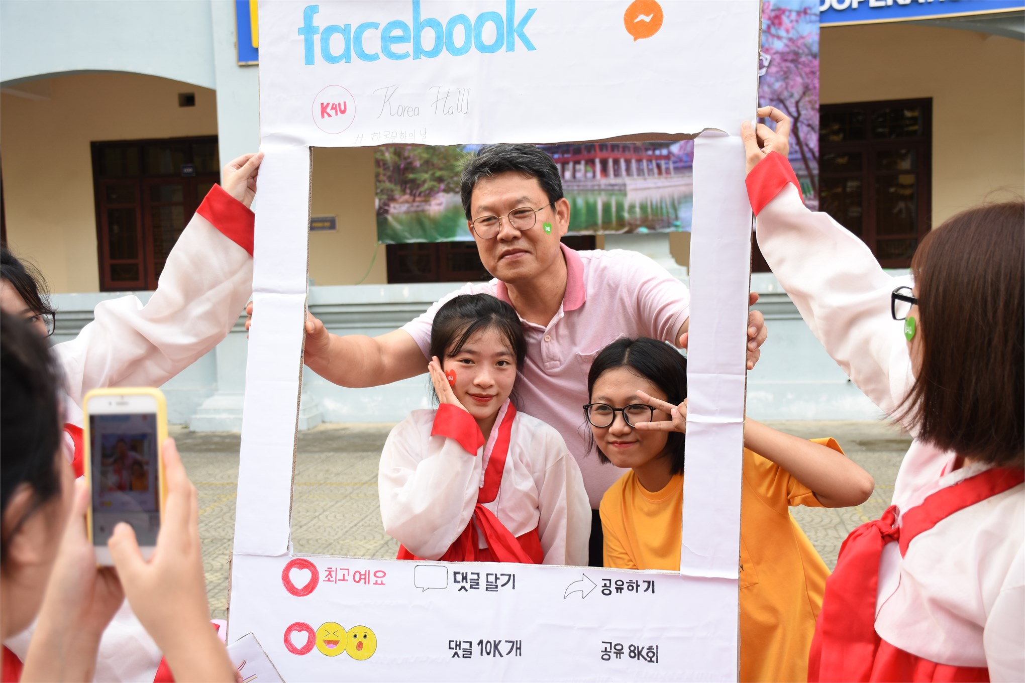 Lưu học sinh Lào chào mừng ngày quốc khánh
