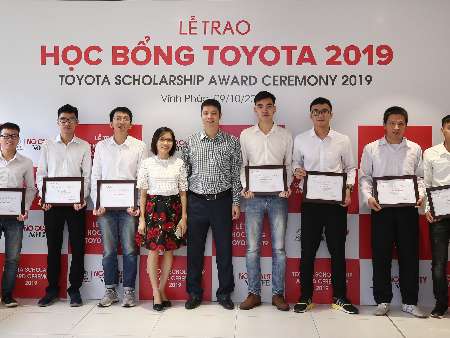 Toyota Việt Nam trao tặng học bổng cho sinh viên và thiết bị đào tạo cho nhà trường