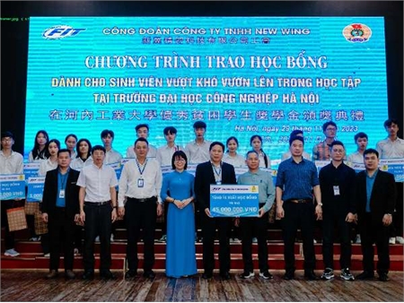 Trao học bổng cho sinh viên vượt khó trong học tập bởi Công ty TNHH New wing Interconnect Technology tài trợ