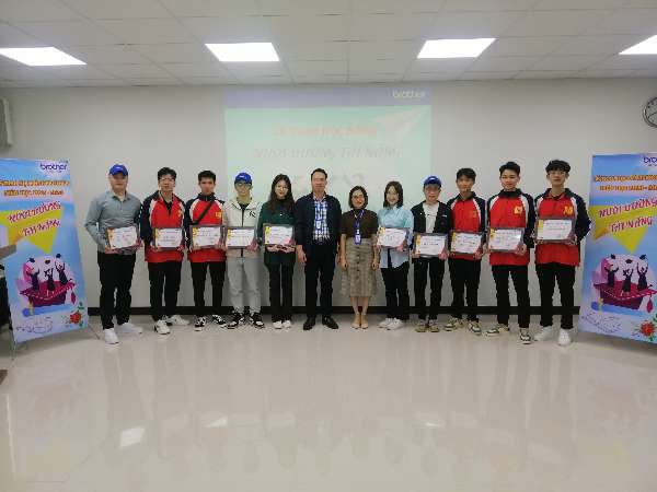 10 sinh viên xuất sắc nhận học bổng do Công ty TNHH Công nghiệp Brother tài trợ