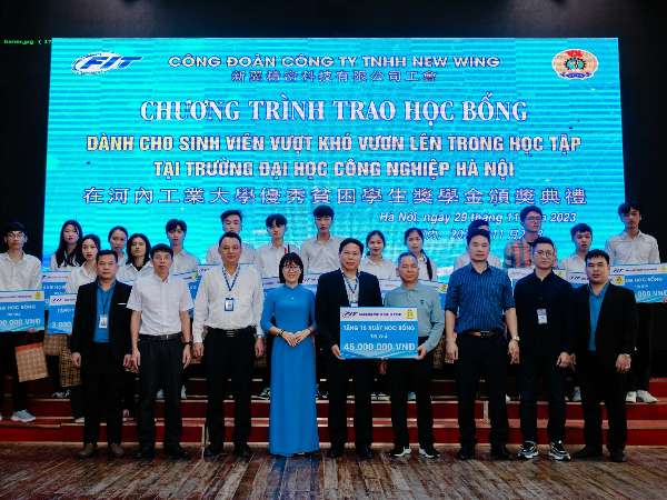 Trao học bổng cho sinh viên vượt khó trong học tập bởi Công ty TNHH New wing Interconnect Technology tài trợ