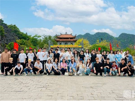 Học sinh Trường Hoa Kiều Quảng Tây (Trung Quốc) hào hứng trải nghiệm hoạt động ngoại khóa tại Ninh Bình