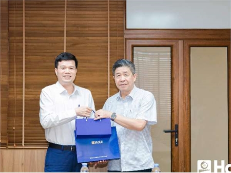 Hiệu trưởng tiếp và làm việc với ngài Khamtanh Somvong, tham tán Văn hóa Giáo dục Đại sứ quán Lào nhân dịp kết thúc nhiệm kỳ