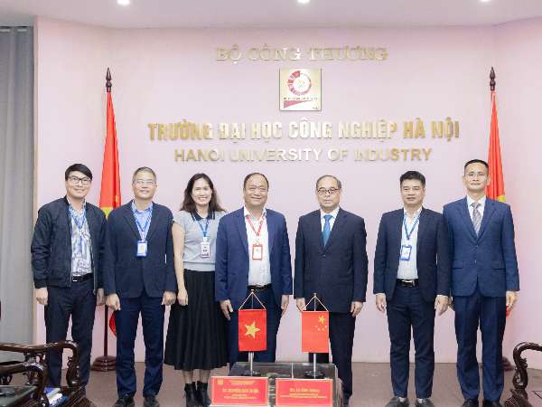 Tham tán Giáo dục, Đại sứ quán Trung Quốc tại Việt Nam đến thăm và làm việc với Trường