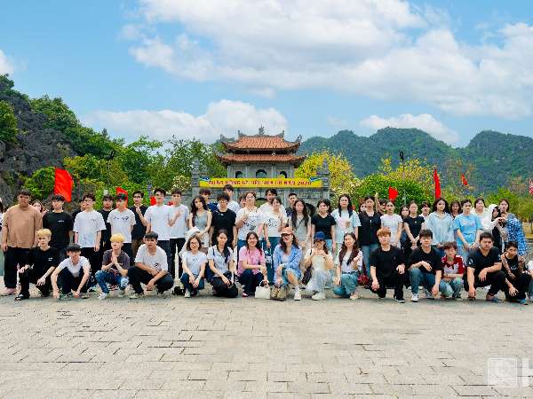 Học sinh Trường Hoa Kiều Quảng Tây (Trung Quốc) hào hứng trải nghiệm hoạt động ngoại khóa tại Ninh Bình