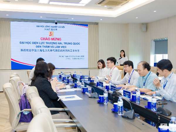 Đại học Công nghiệp Hà Nội tiếp đoàn công tác Đại học Điện lực Thượng Hải (Trung Quốc)